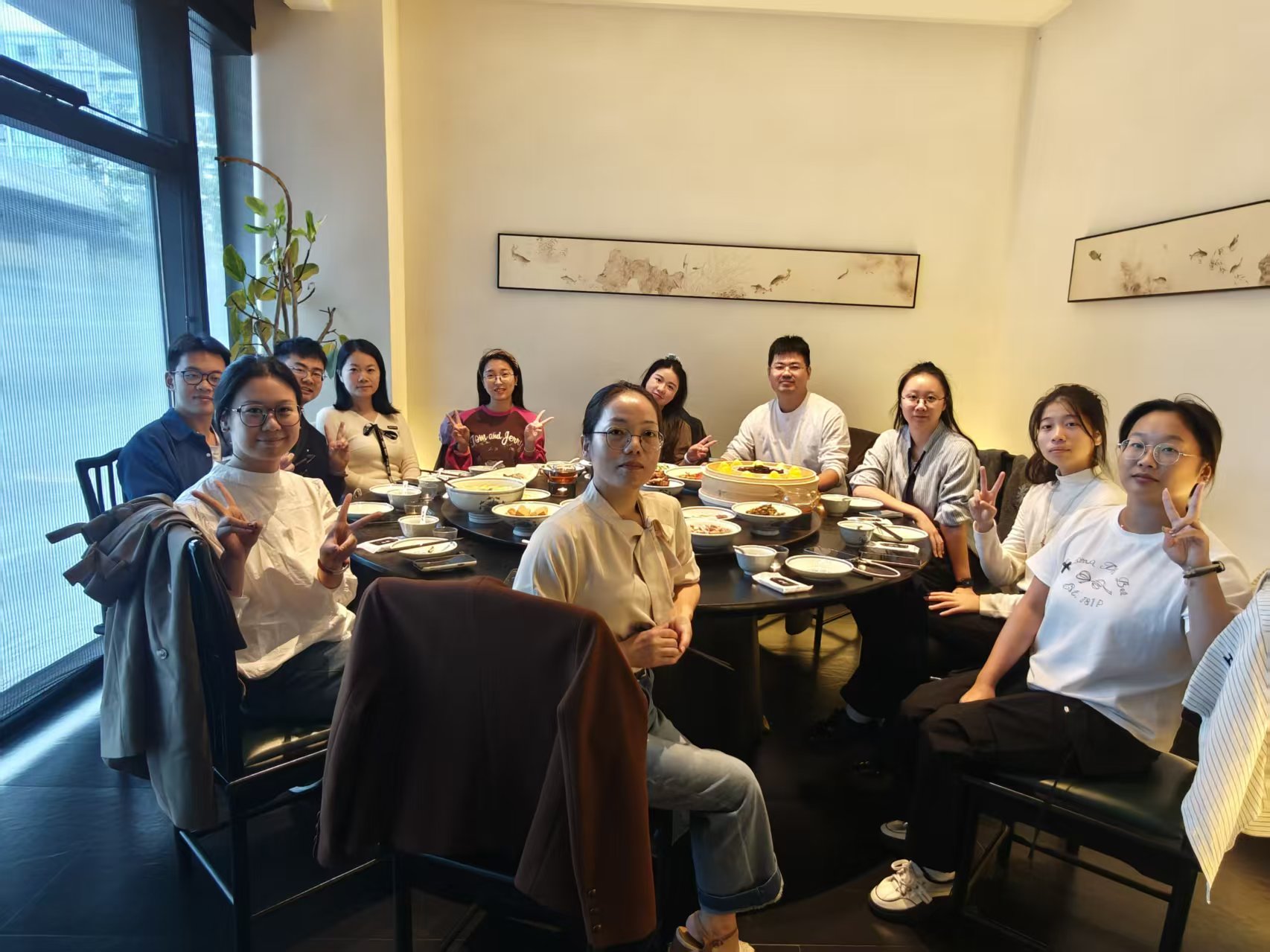 Concentrez-vous et gravissez le sommet, riez et parlez d'amitié - l'activité de team building North Peak de l'entreprise a abouti.