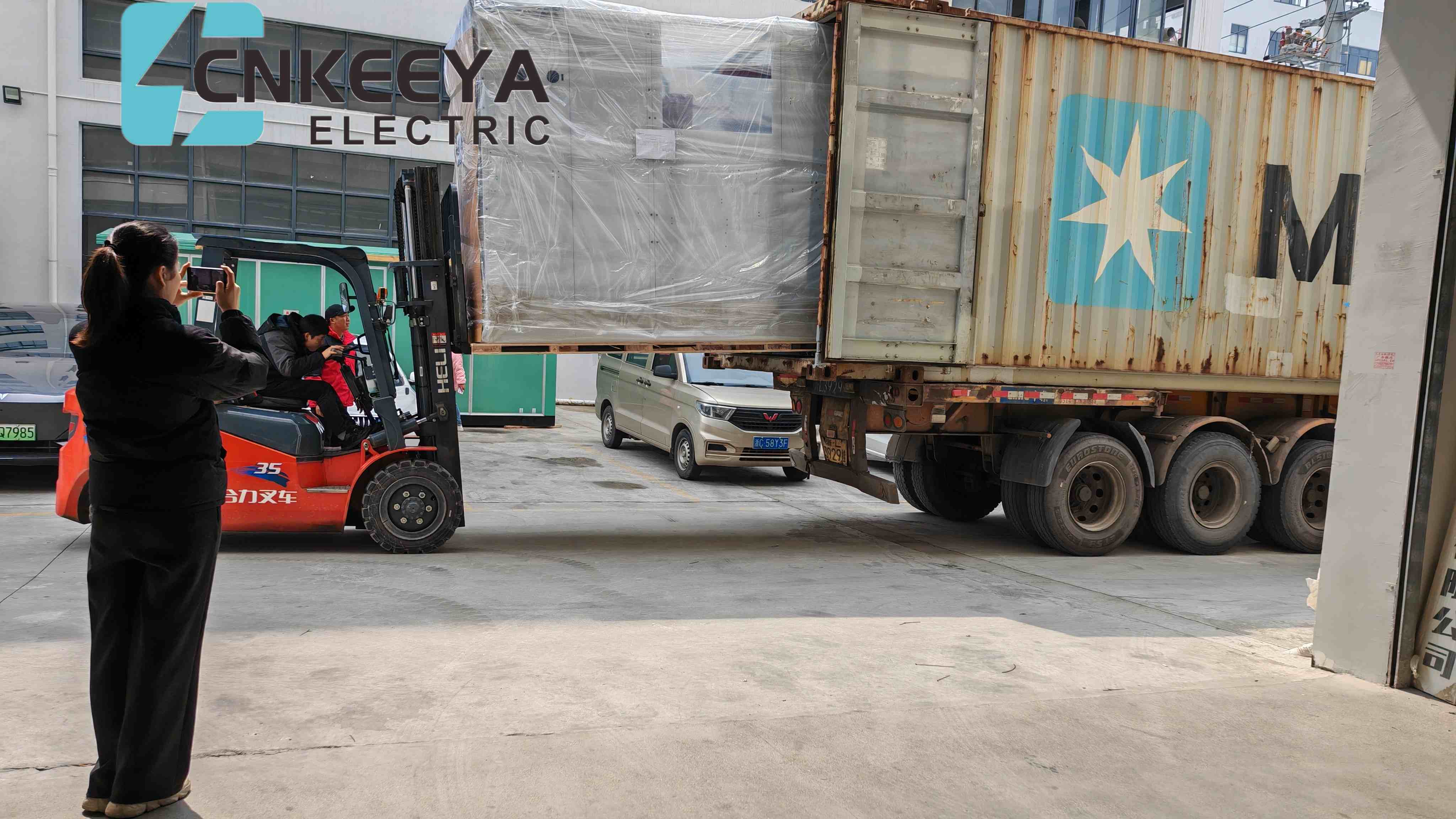 Quatre armoires KYN61 de l'entreprise ont été chargées et expédiées avec succès pour aider à la construction de projets électriques pour des clients ukrainiens